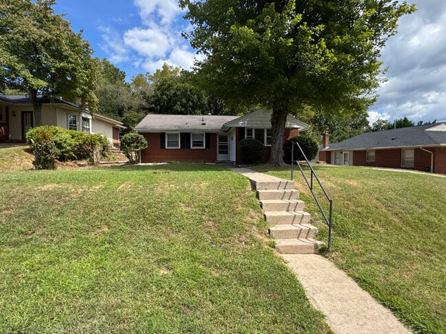 Building Photo - 405 Hampton Dr