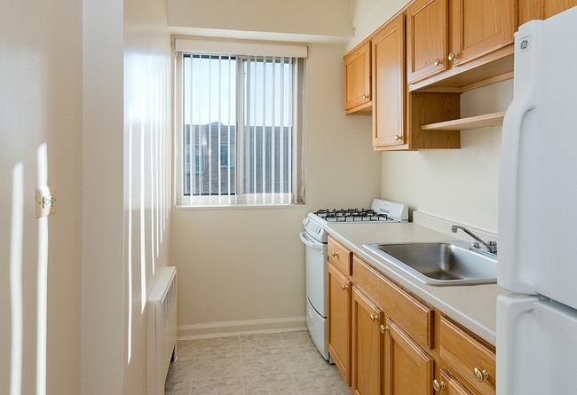 Kitchen with classic appliances - Idaho Terrace