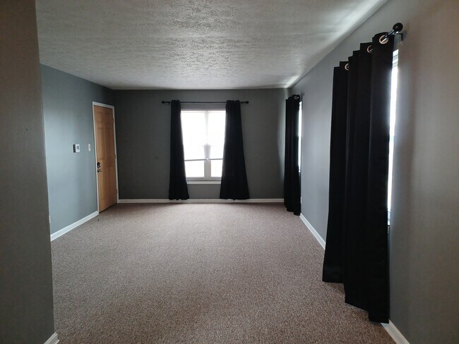 Livingroom - 106 Greencrest Ter