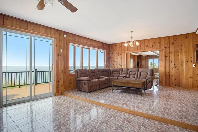 Building Photo - 3500 Lakeshore Dr