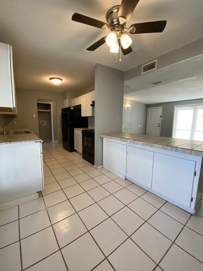 Building Photo - Nice College Hills 3 bedroom/1bath home AV...