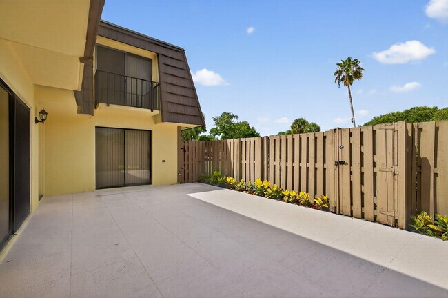 Building Photo - 1119 11th Ct