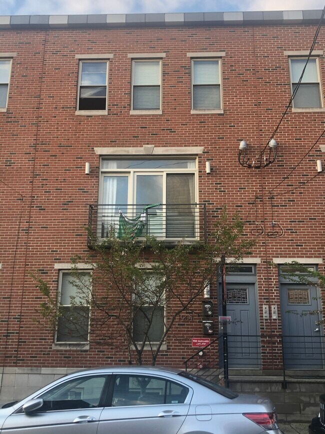 Building Photo - 1904 Poplar St
