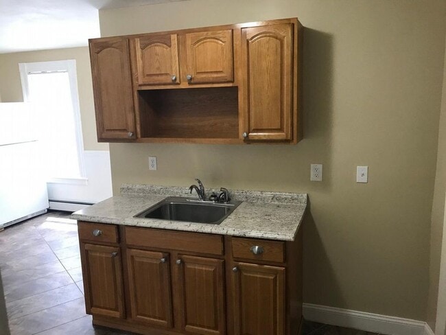 Building Photo - 1st Floor 2 Bedroom Available Immediately