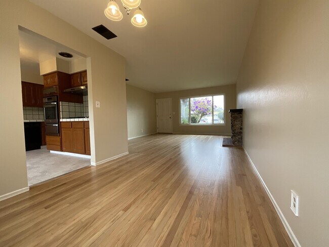Building Photo - 2440 Maywood Dr
