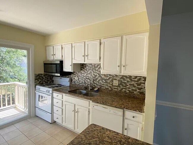 Building Photo - 330 Springlake Ln