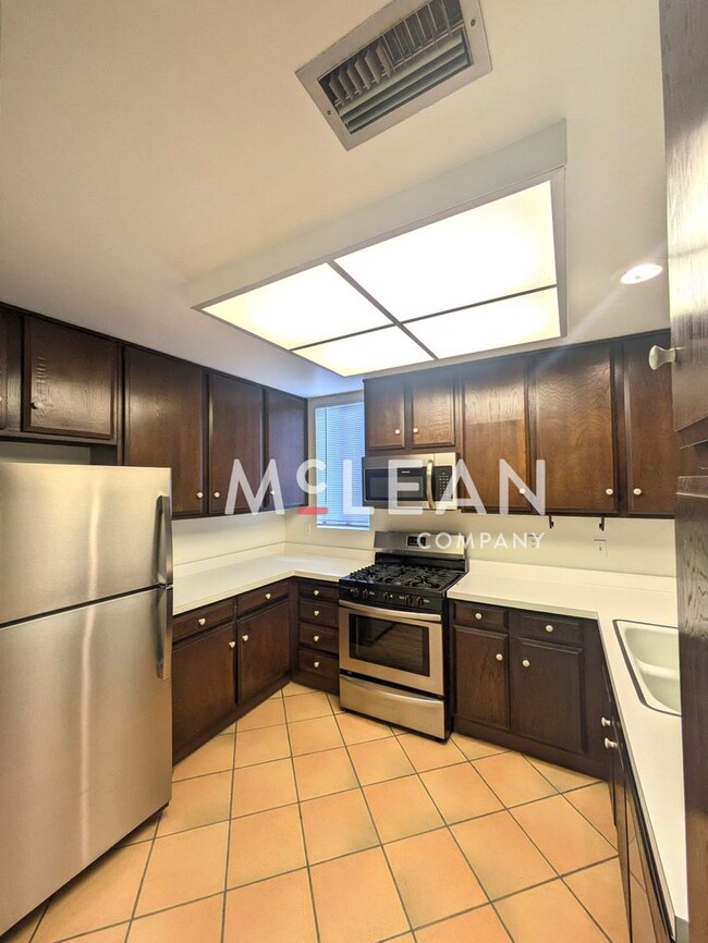 Building Photo - Two Bedroom - Spacious Condo - South End o...