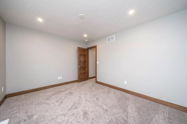 Building Photo - 2721 W Oak Hill Dr