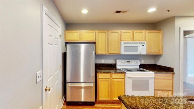 Foto del edificio - 718 W Trade St