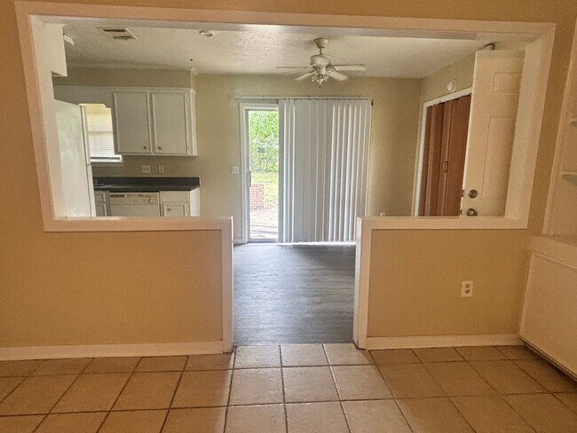 Foto del edificio - 2452 Oak Grove Ln