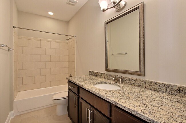 Foto del edificio - 3 bed/2 bath flat with Gated Parking and Energy Efficiency NOW SHOWING