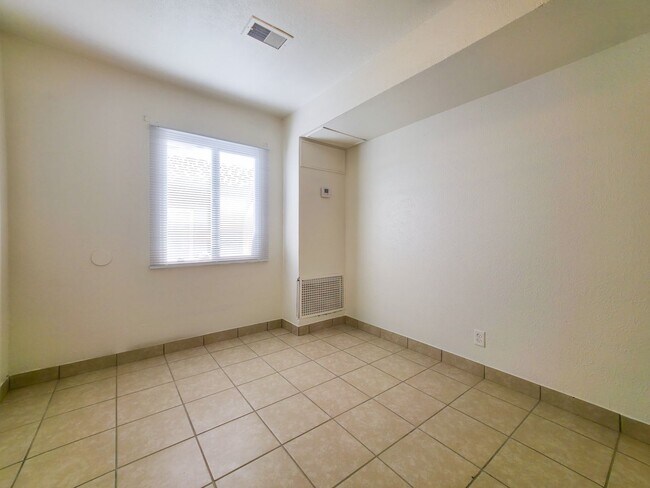 Foto del edificio - 585 W 3rd St