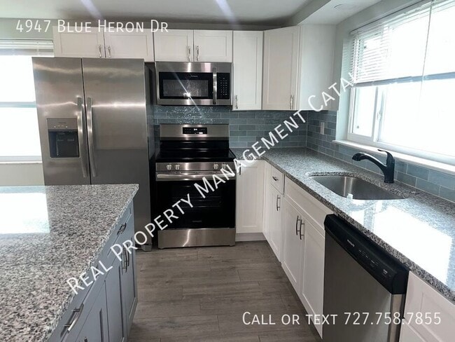Foto del edificio - 4947 Blue Heron Dr