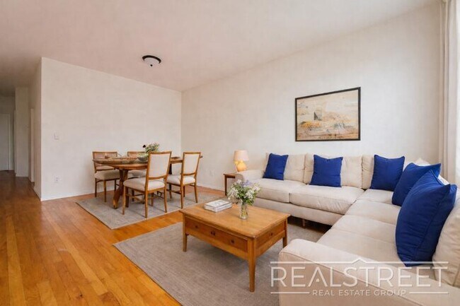 Foto del edificio - NO FEE! Renovated 2 BED in North Crown Heights