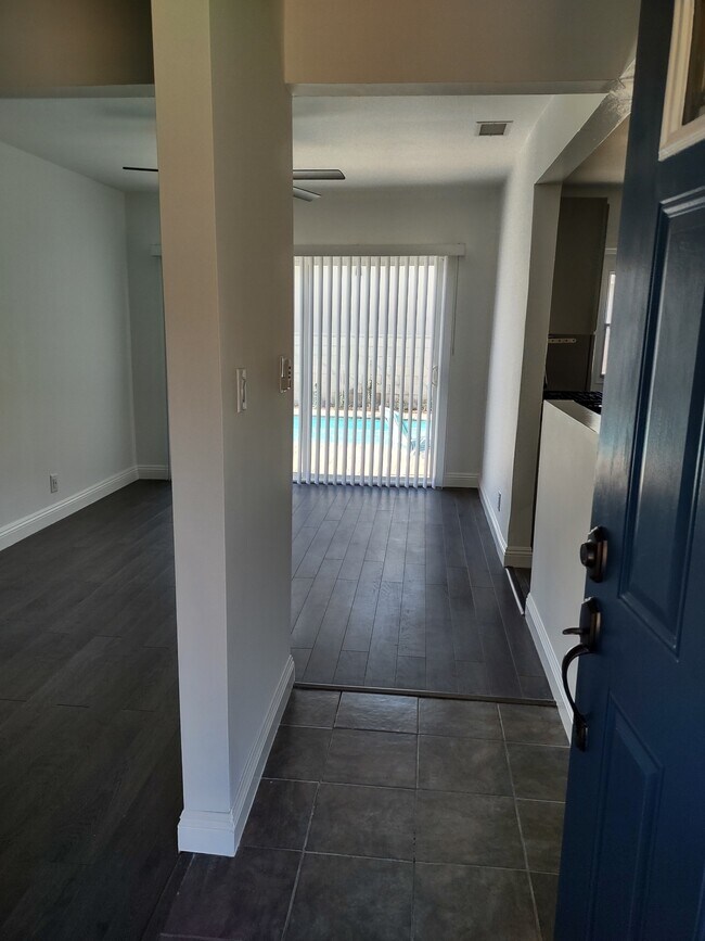 Entrada - 18318 Gresham St