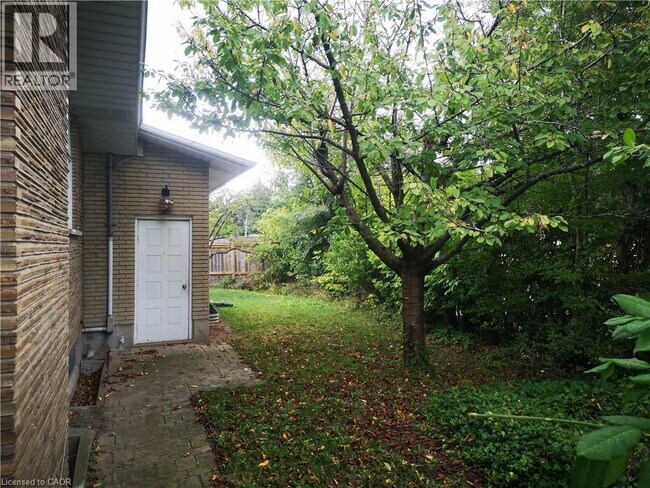 Building Photo - 730 Garth St