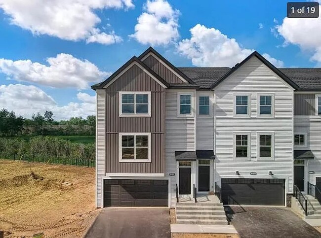 Building Photo - Modern Elegance Meets Everyday Comfort in ...