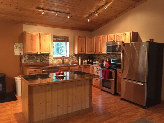 Building Photo - 3 bed/2 bath/ 2 car garage home in NP avai...