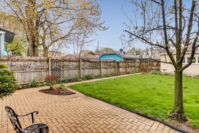 Building Photo - 2549 W Winnemac Ave