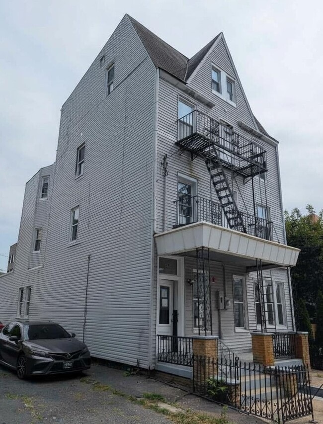 Building Photo - 10 Sherman Pl