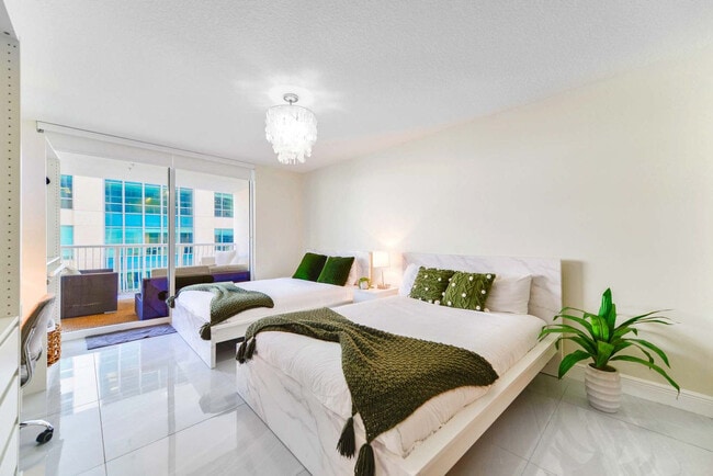 Building Photo - 1200 Brickell Bay Dr