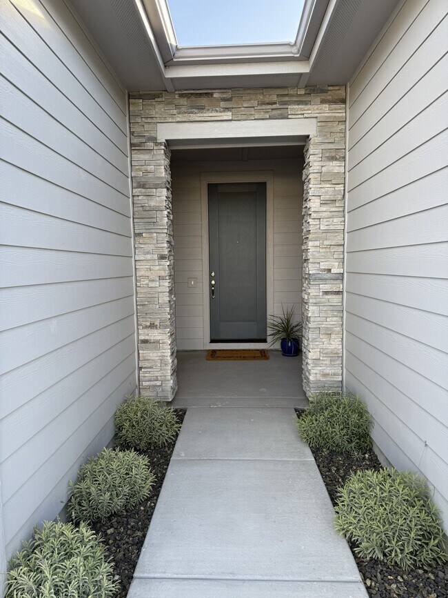 Foto del edificio - 15350 Blue Pinion Ave