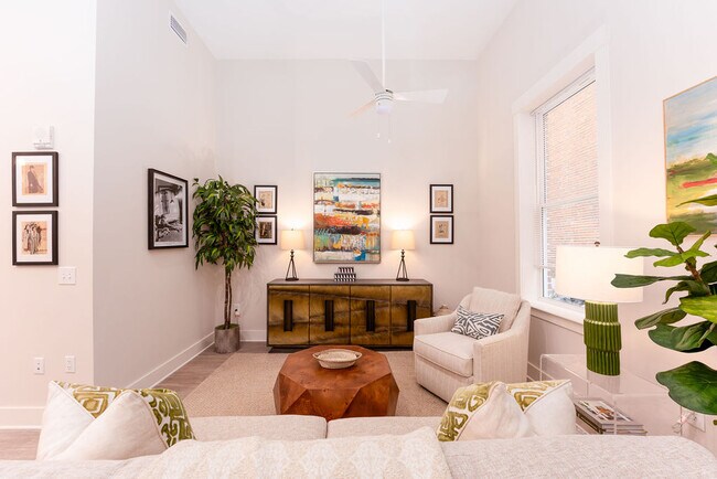 Sala de estar de la unidad modelo tipo estudio - Neel's Lofts