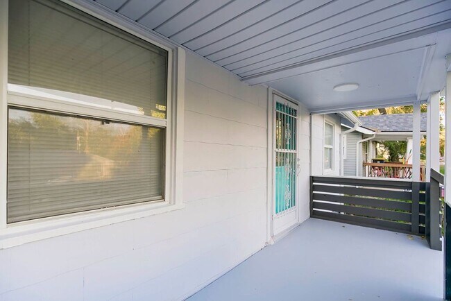 Building Photo - Charming 3 Bedroom Home with Spacious Layo...
