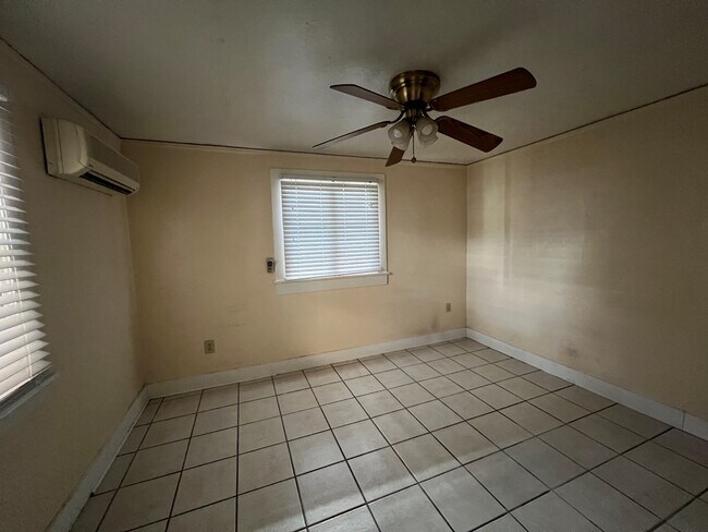 Building Photo - 806-A E Lockhart Ave