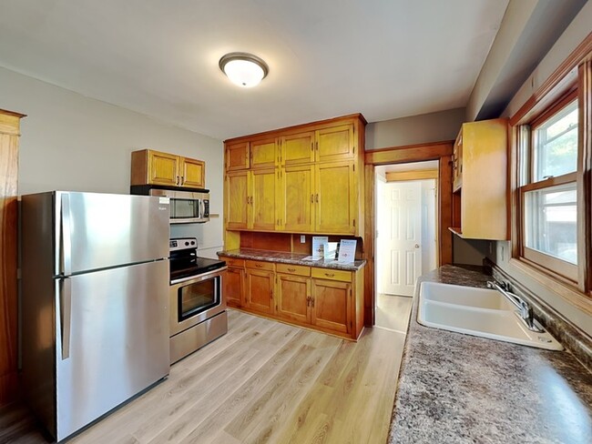 Building Photo - LEASING SPECIAL!! Adorable 3 Bedroom, 1.5 ...