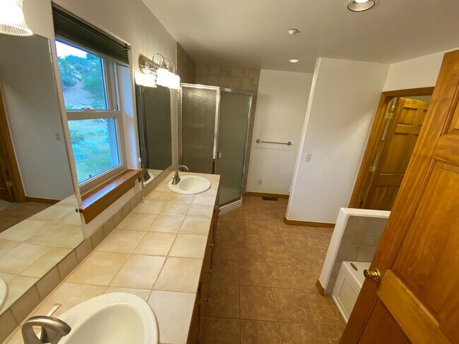 Building Photo - Charming Colorado Duplex with Three Spacio...