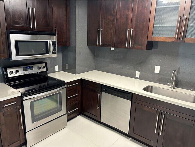 Building Photo - 100 Bayview Dr