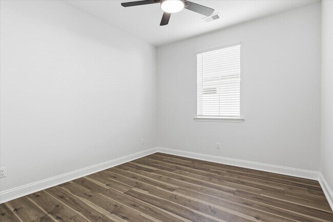 Foto del edificio - 155 Weekend Ave