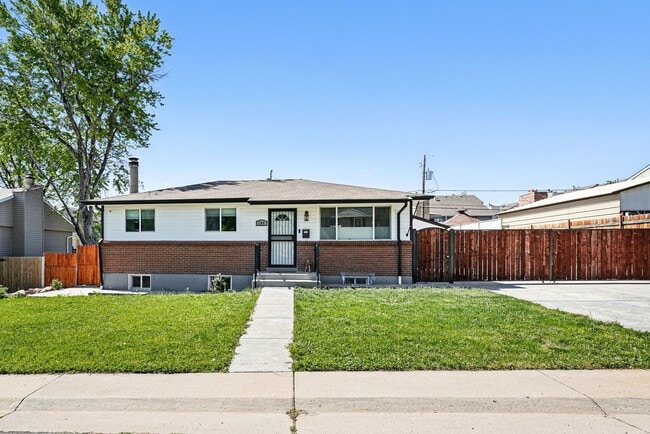 Building Photo - Updated 4-Bedroom Home with Large Backyard...