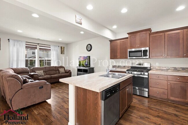 Building Photo - Beautiful 3-Bedroom Home for Lease – Prime...