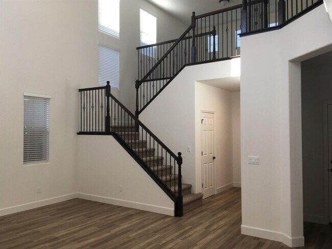 Stair case open floor plan - 3430 Taylor Ln
