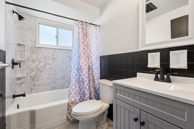 Foto del edificio - Stunning 3 bedroom home in West Mifflin available July 1!