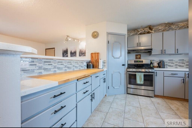 Building Photo - 5000 Pleasant View Dr