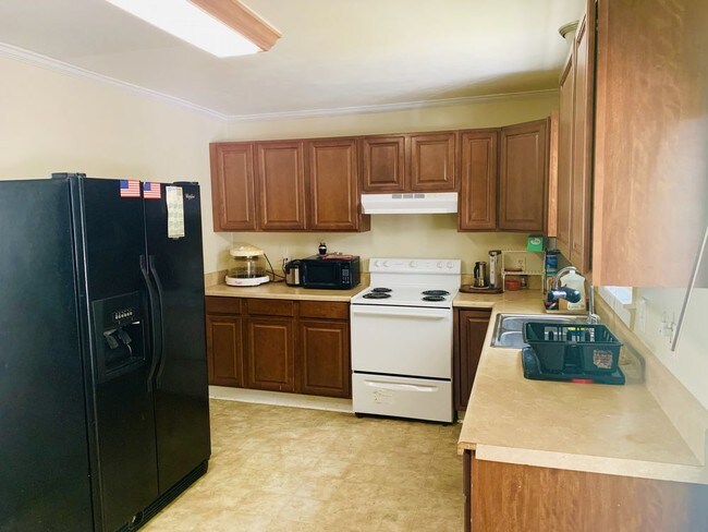 Building Photo - 4 bedroom house with large sunroom and porch