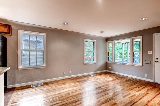 Foto del edificio - Updated 4-bed, 2-bath home - Blocks from Regis University!
