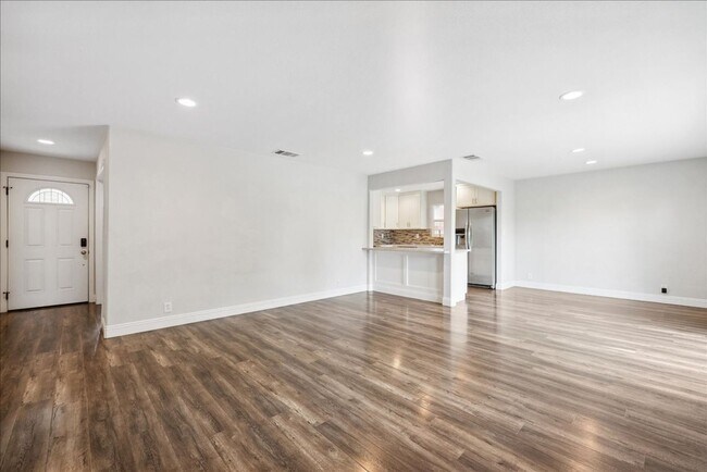 Foto del edificio - 6225 Ranier Way