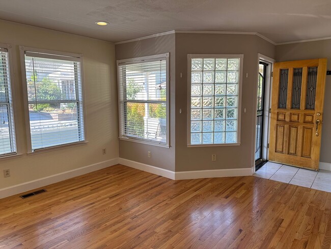 Building Photo - Perfectly located 3 bedroom, 2.5 bathroom ...