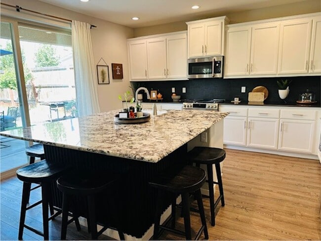 Foto del edificio - $2,395 Tesoro Viejo Gorgeous 2 Bed + Offic...