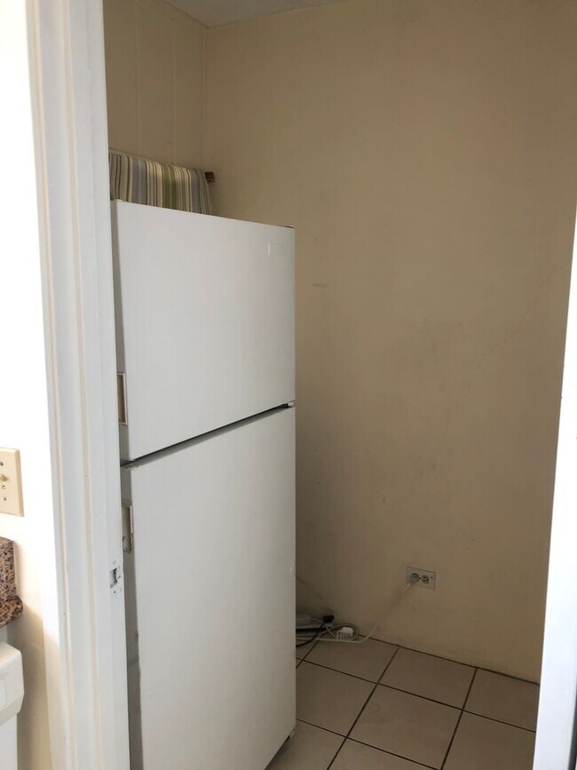 Foto del edificio - 1/1/2 - Penthouse Unit- Utilities Included - Large Covered Lanai w/Ocean & City Views