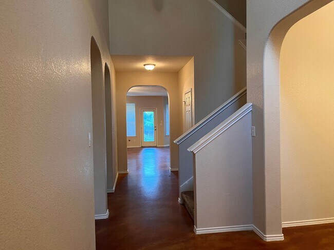 Building Photo - Big FIVE Bedroom THREE Full Bathroom with ...