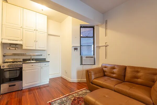 Foto del edificio - 223 W 10th St
