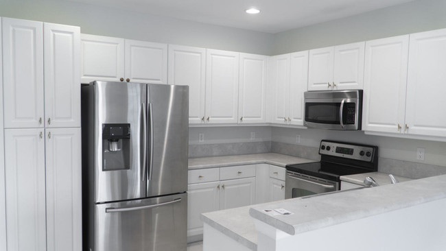 Building Photo - 115 S Longport Circle 115c
