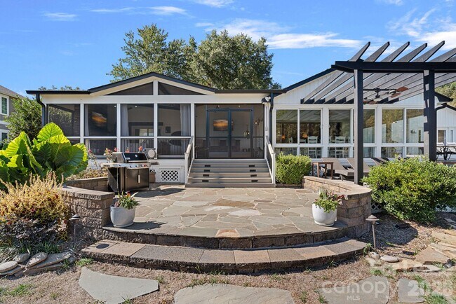 Foto del edificio - 18026 Whispering Oaks Dr