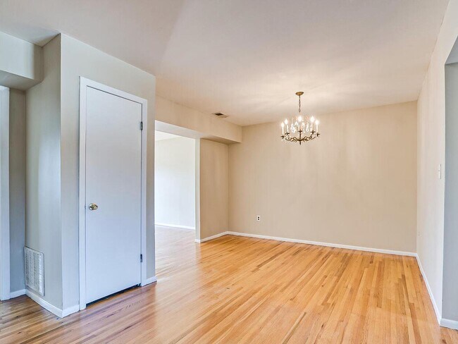 Building Photo - 208 Silver Ct