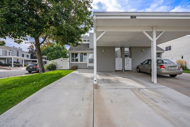 Building Photo - Spacious End Unit in Thornton